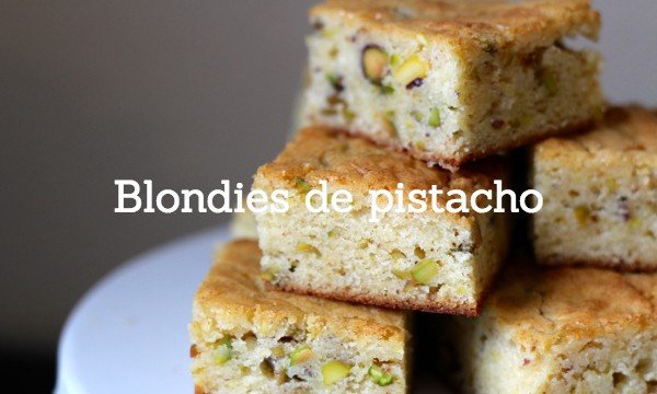 Blondie con pistachos